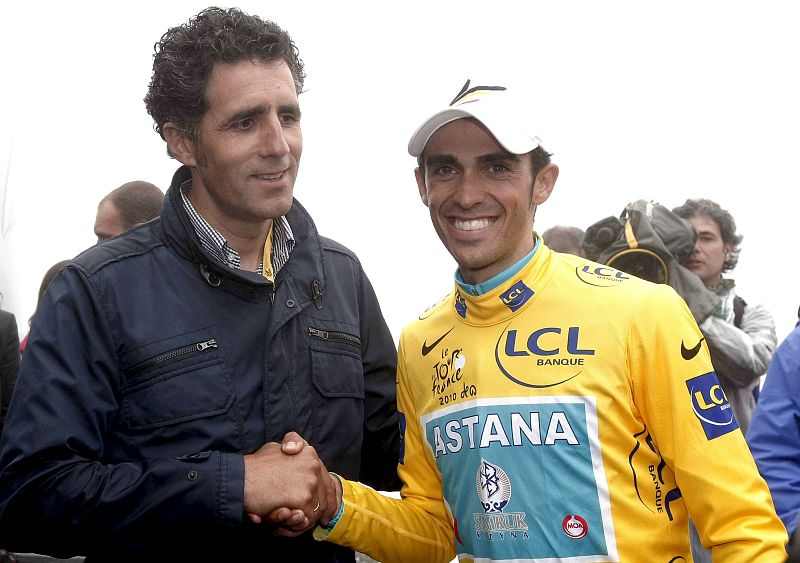 El cinco veces ganador del Tour de Francia Miguel Indurain saluda al español del equipo Astana Alberto Contador, tras la disputa de la decimoséptima etapa del Tour de Francia 2010, entre Pau y la cima pirenaica del Tourmalet