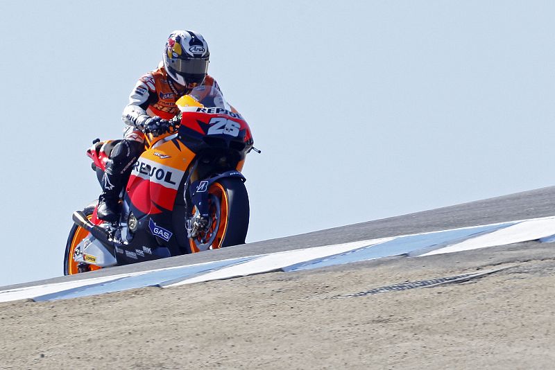 Dani Pedrosa encara la curva, de la que dicen que es como arrojarse al vacío.