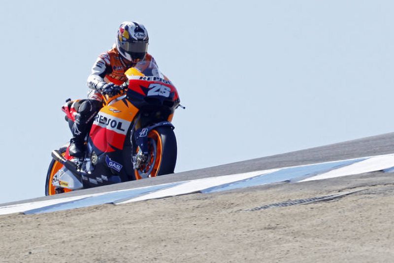 Dani Pedrosa encara la curva, de la que dicen que es como arrojarse al vacío.