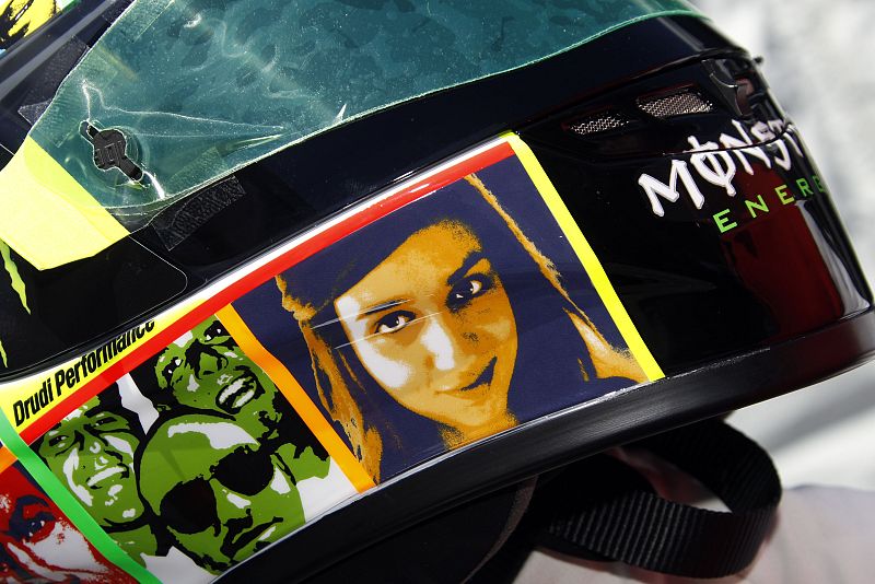 Esta muchacha, al parecer, es la novia del piloto italiano.