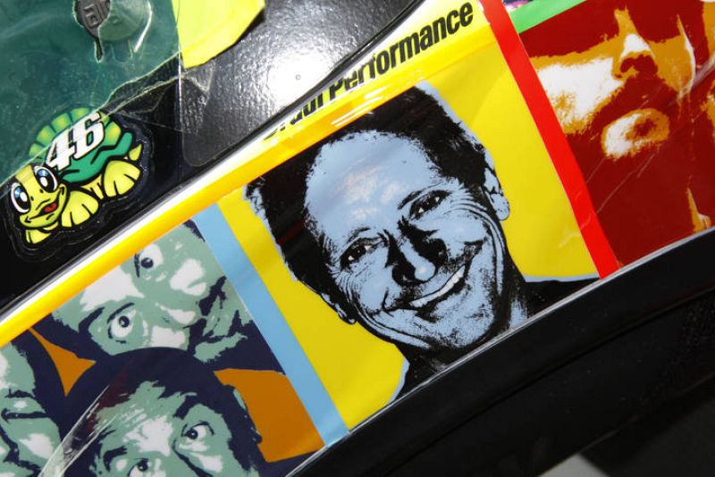 Un grupo de amiguetes y, a su lado, Kevin 'pajarito' Schwantz.