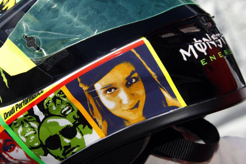 Esta muchacha, al parecer, es la novia del piloto italiano.