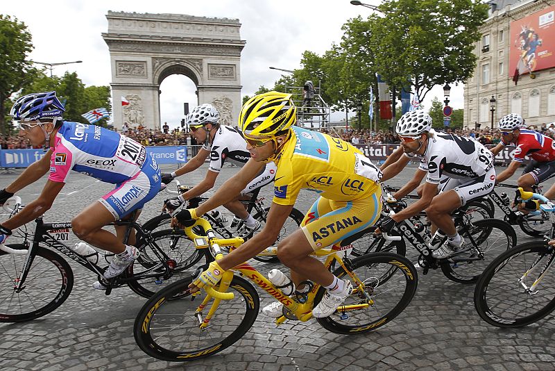 La última etapa en París sirvió para el homenaje de los corredores, que pasaron por delante del Arco del Triunfo.