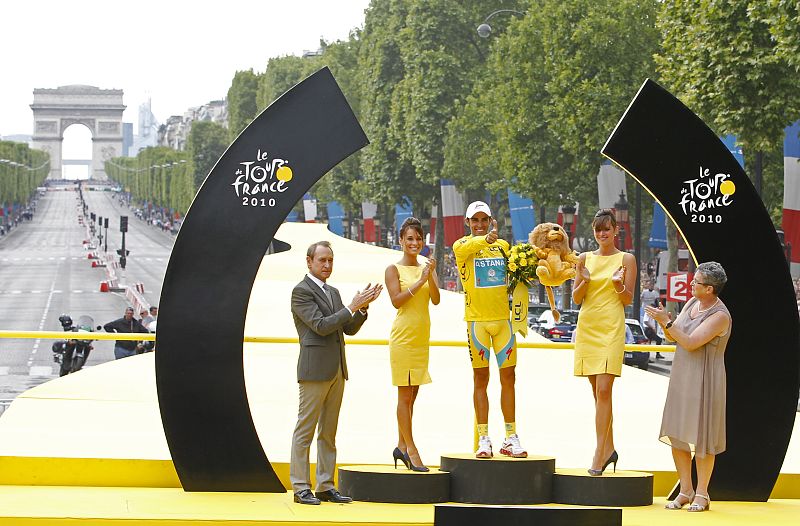 Alberto Contador, con su habitual gesto del pistolero, se enfunda su tercer Tour de Francia, la quinta gran Vuelta de su carrera, tras haber ganado también un Giro y un Tour.