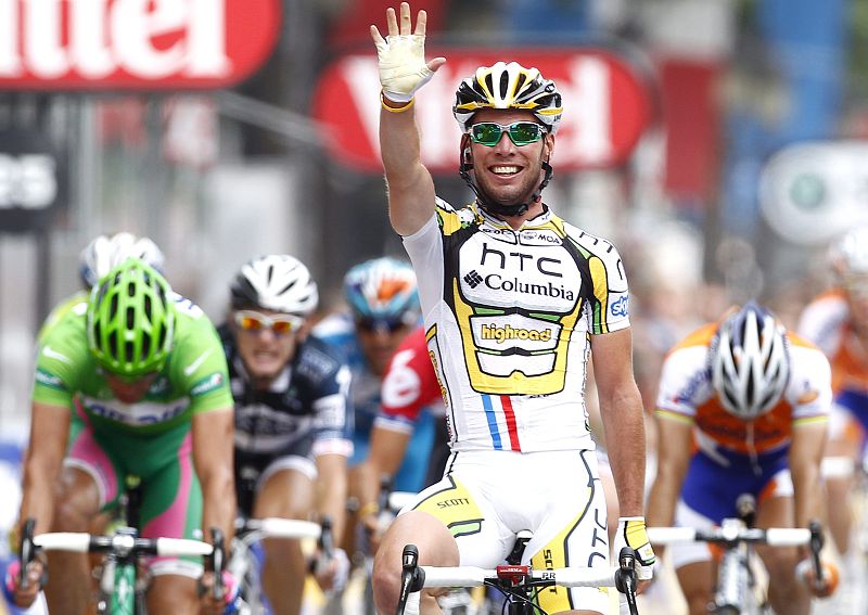 Mark Cavendish, del HTC Columbia, celebra su quinta victoria de etapa en el Tour 2010, en la meta de París