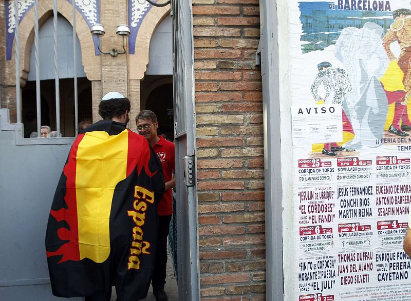 Taurinos y antitaurinos en la última corrida en Barcelona