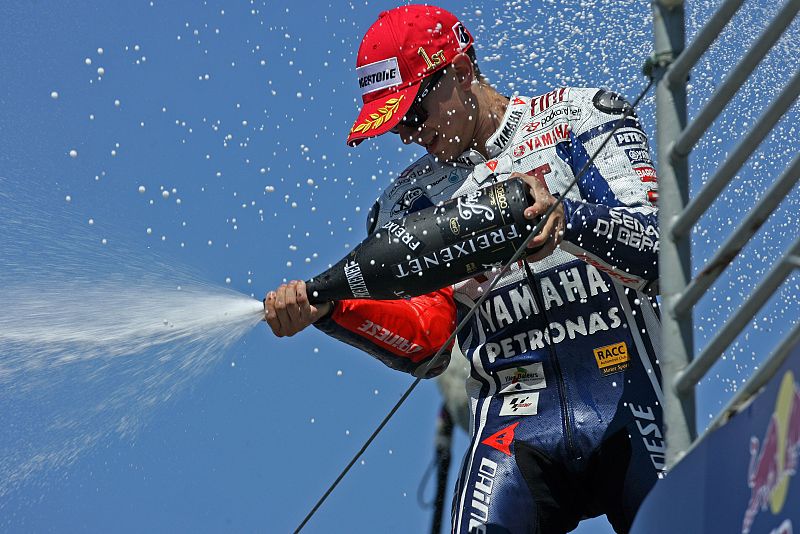 Jorge Lorenzo celebra con cava su primer triunfo en Laguna Seca.