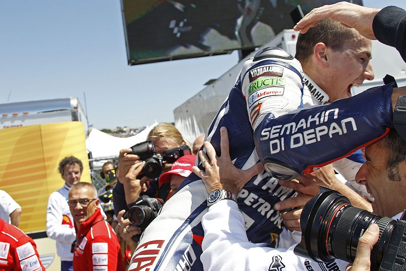 El piloto de Fiat Yamaha celebra su triunfo junto a los miembros de su equipo.