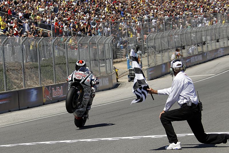 Jorge Lorenzo hace un caballito para pasar la línea de meta.