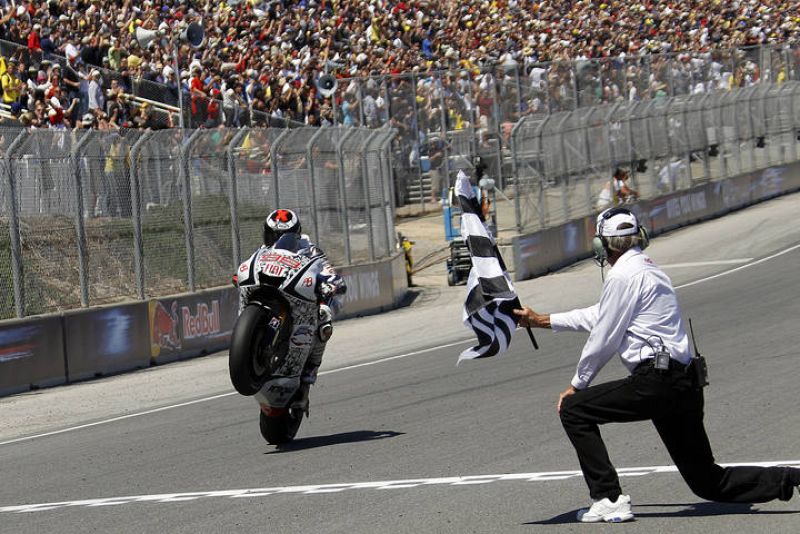 Jorge Lorenzo hace un caballito para pasar la línea de meta.