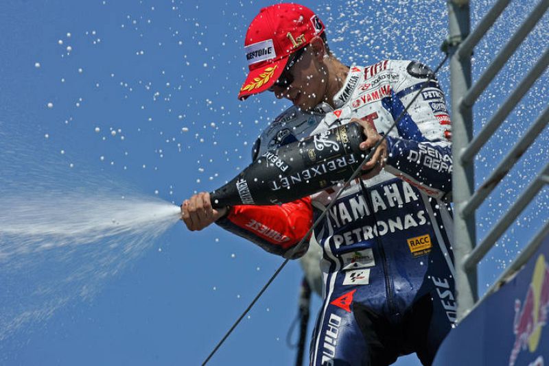 Jorge Lorenzo celebra con cava su primer triunfo en Laguna Seca.