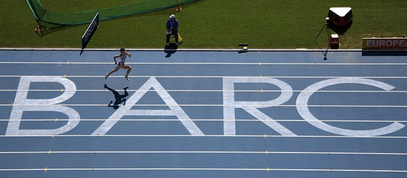 La atleta Zuzana Hejnova compitiendo en la prueba femenina de los 400 metros vallas.