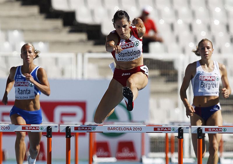 La atleta búlgara, Vania Stambolova, durante la carrera de 400 metros vallas femenina.