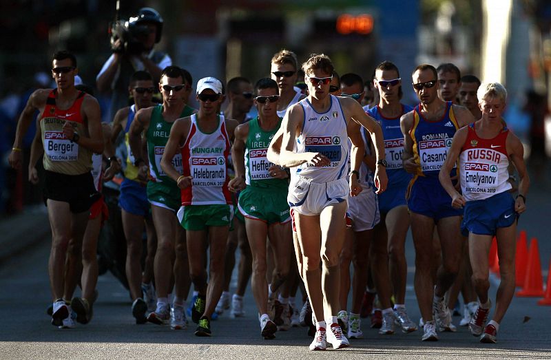 Los atletas de los 20 km marcha a la salida de la prueba disputada por las calles de Barcelona.