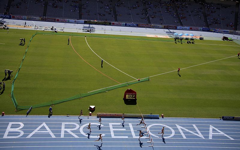 Vista aérea de la prueba femenina de 400 metros vallas.