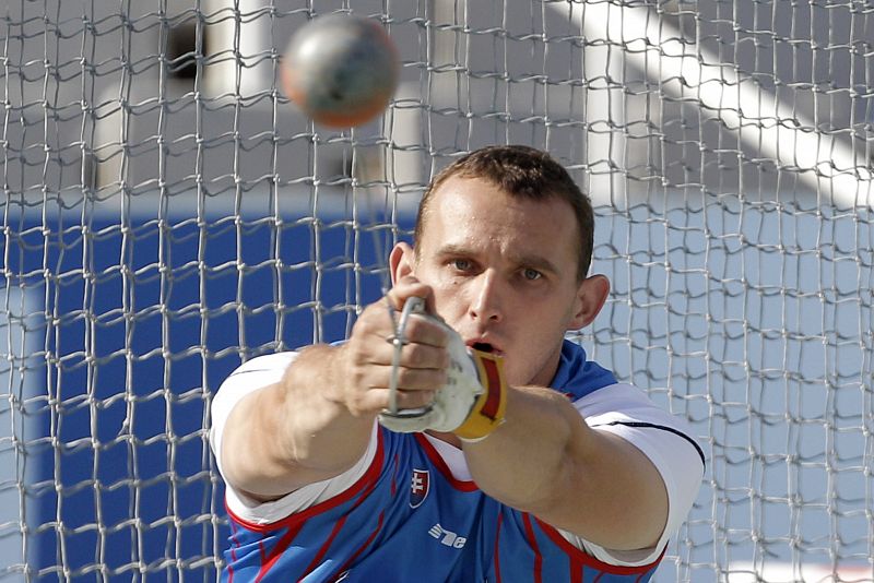 El atleta eslovaco, Miloslav Konopka, durante la prueba de lanzamiento de martillo.