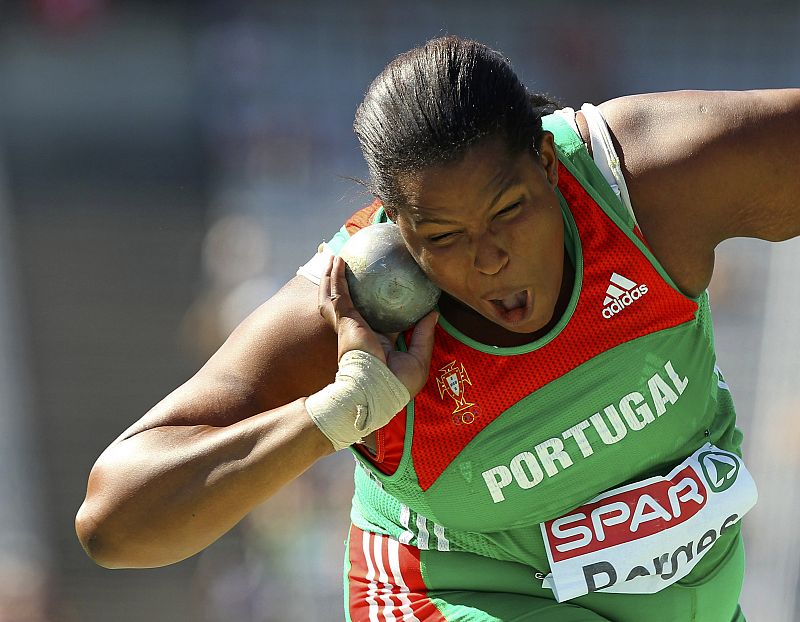 La portuguesa Maria Antonia Borges durante la competición de lanzamiento de peso.