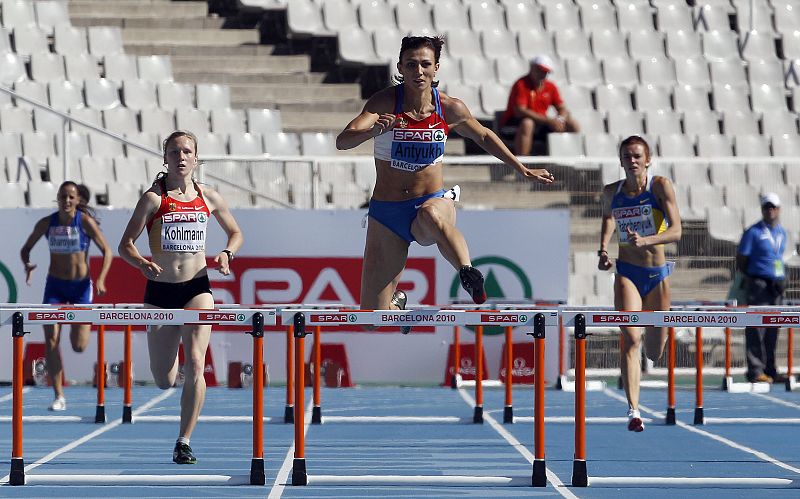 La atleta rusa Natalya Antyukh durante la cuarta serie de las eliminatorias de 400m vallas del Campeonato de Europa de Atletismo Barcelona 2010.