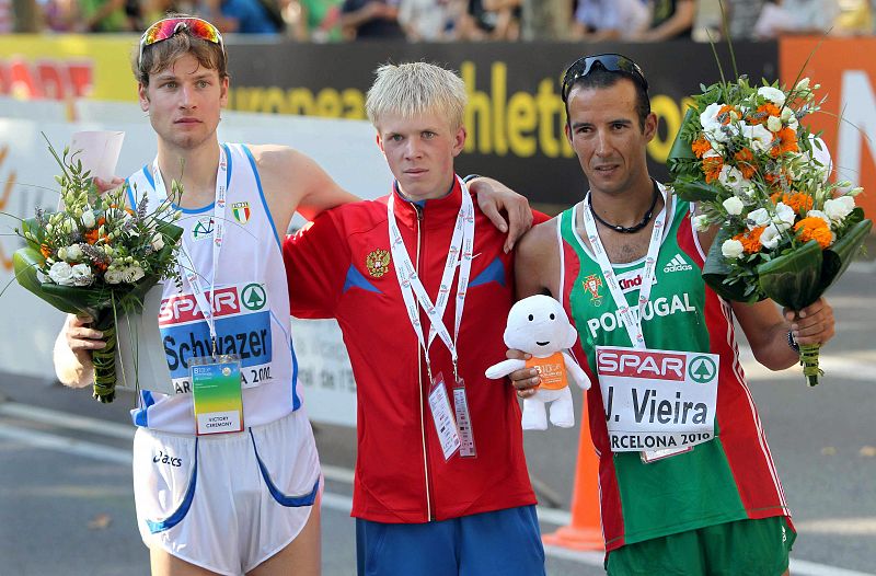 Emelyanov (c), el atleta italaiano Alex Schwazer (izda) y el atleta portugues, Joao Vieira (dcha) han finalizado primero, segundo y tercero respctívamente en la prueba de 20 km marcha.