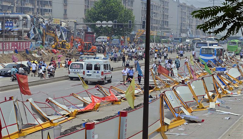 Una de las calles próximas al lugar de la explosión se encuentra llena de gente.