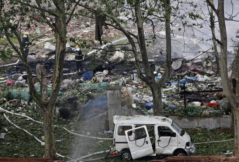 Los bomberos apagan el incendio provocado tras la explosión. 
