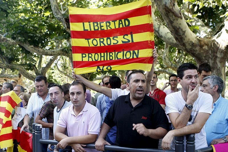 Defensores y detractores protestan frente a las puertas del Parlament antes de la votación en el Pleno