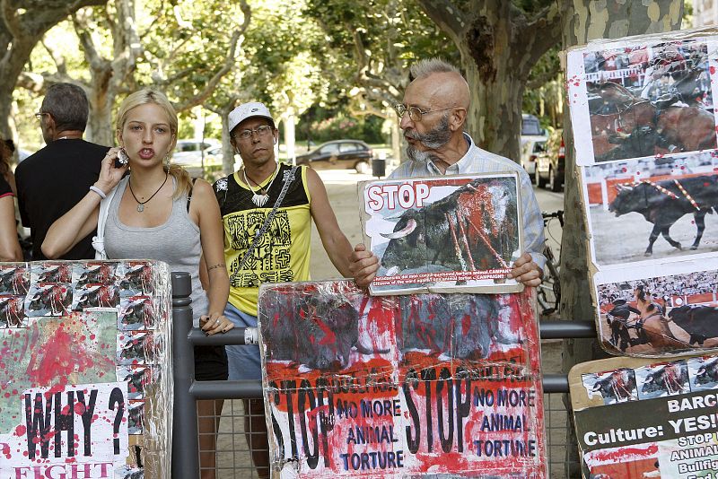 Detractores de las corridas de toros se manifiestan a las puertas del Parlament de Cataluña