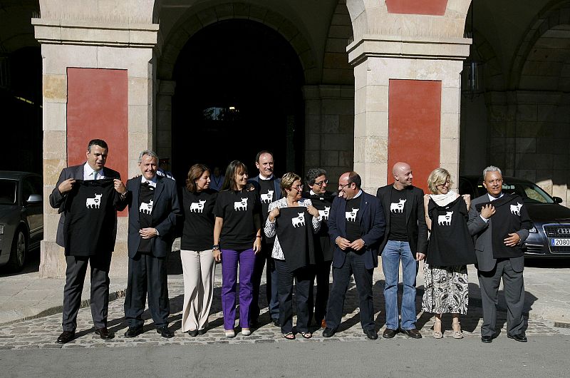 Diversos diputados del PP vestidos con camisetas pro taurinas a las puertas del Parlament