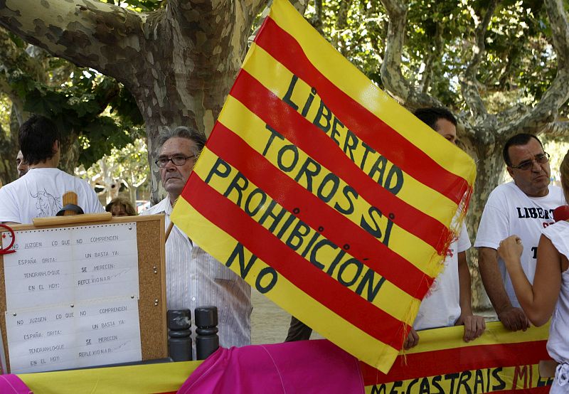 Seguidores de las tradicionales corridas se manifiestan frente al Parlament contra su posible prohibición