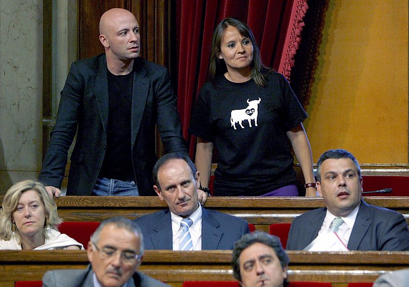 La diputada del PP, Eva García, viste una una camiseta pro taurina en favor de la no supresión de las corridas