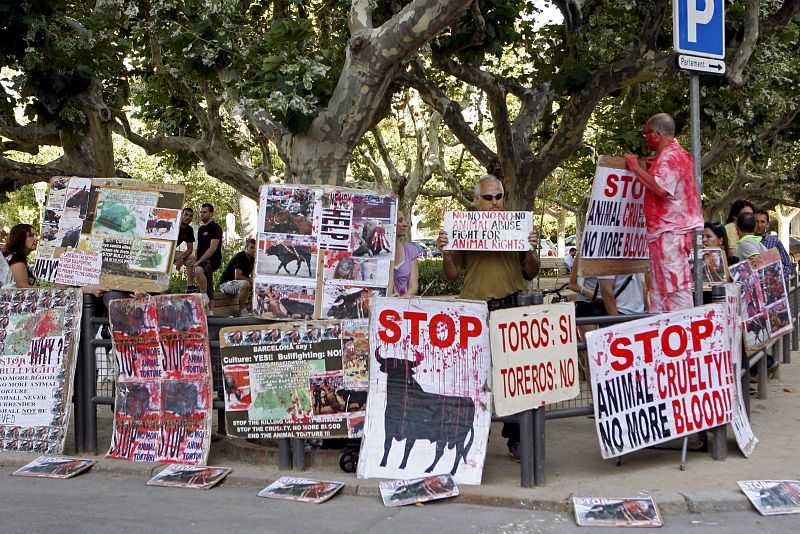 Pancartas contra las corridas frente al Parlament catalán