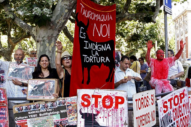 Detractores de las corridas de toros se manifiestan a las puertas del Parlament de Cataluña