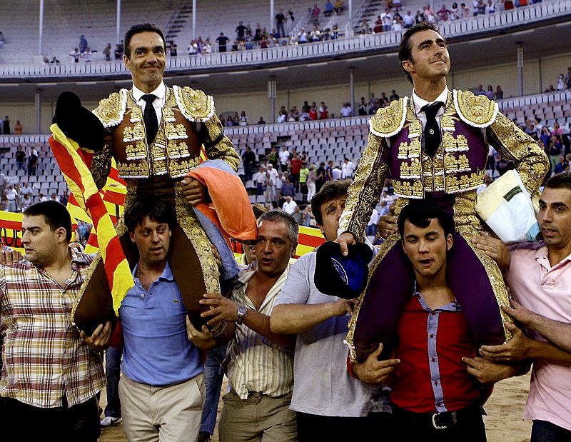 "El Fandi" y "El Cid" tras el último festejo celebrado en la Monumental de Barcelona el pasado domingo.