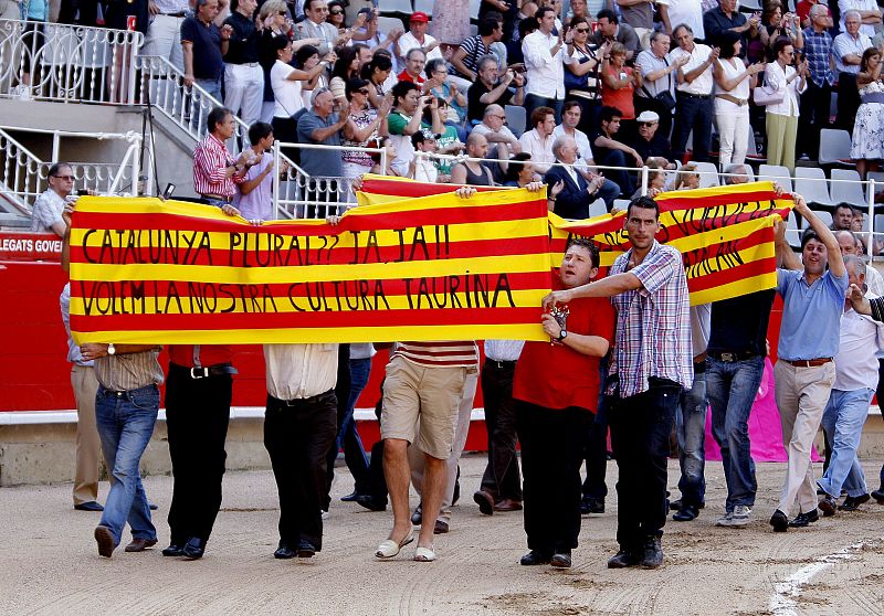 Varios aficionados a los toros se manifiestan durante el último festejo celebrado en la Monumental de Barcelona.