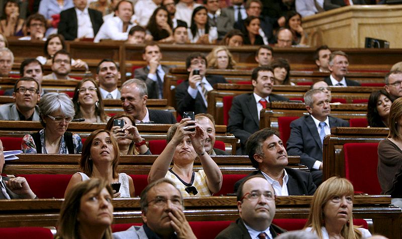 Anna Simó, de ICV, hace una foto al panel donde aparece el resultado de la votación.