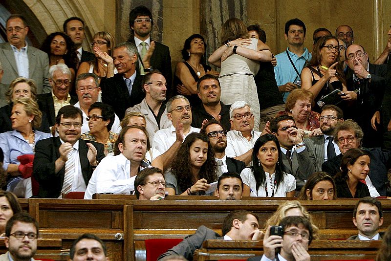 Dos mujeres se abrazan tras la aprobación en el Parlament Catalán de la Iniciativa Legislativa Popular a favor de la supresión de los festejos en Cataluña.