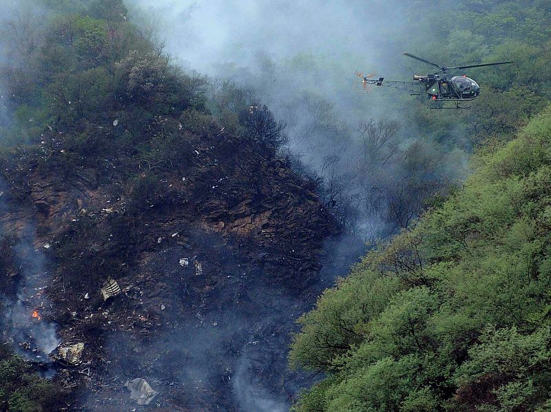 AL MENOS 5 HERIDOS Y 5 CADÁVERES RESCATADOS DE AVIÓN ESTRELLADO EN ISLAMABAD