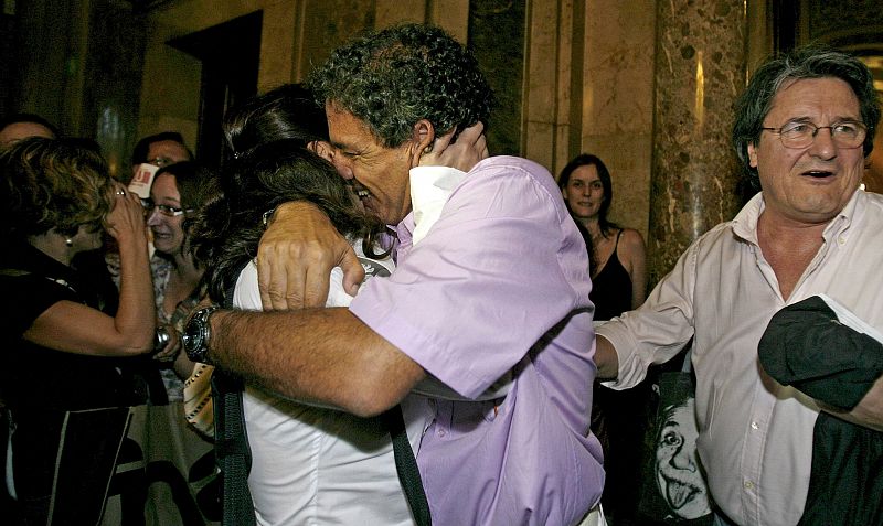 Dos personas se abrazan tras la decisión del Parlament de prohibir los toros en Cataluña.