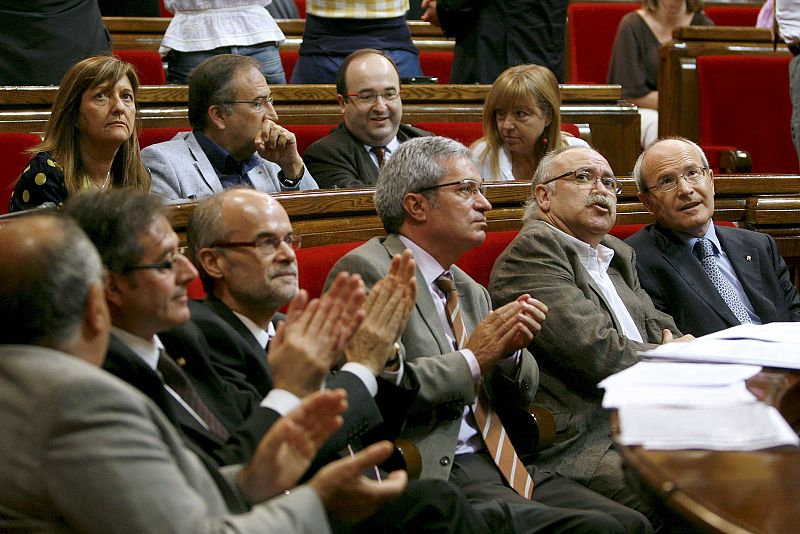 El president de la Generalitat, José Montilla, que ha votado en contra de la supresión de las corridas de toros, habla con el vicepresident Josep Lluís Carod-Rovira, que ha votado a favor de la supresión.