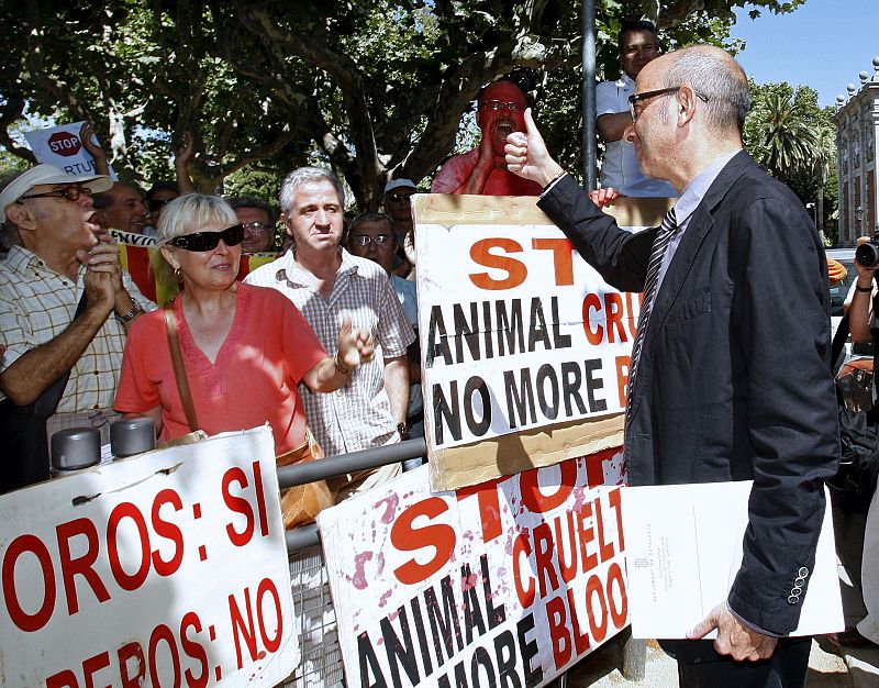 El conseller de Medio Ambiente y Vivienda de la Generalitat, Francesc Baltasars, felicita a los detractores de las corridas de toros.