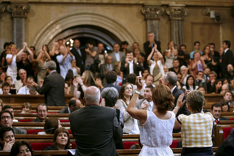 Diputados de ERC aplauden a los antitaurinos invitados al hemiciclo del Parlament tras conocer el resultado de la votación de la ley para la supresión de las corridas de toros.