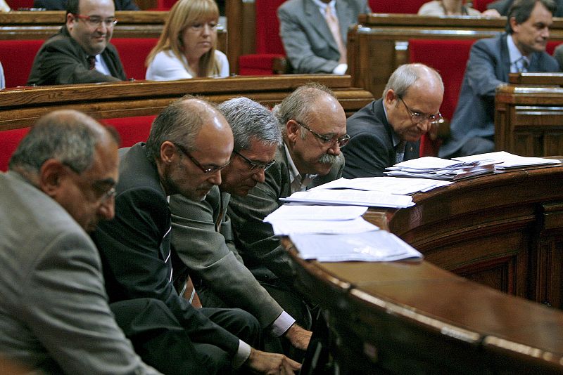 José Montilla, Josep Lluís Carod Rovira, Antoni Castells y Joaquím Nadal en el momento justo de la votación.