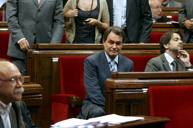 El líder de CiU, Artur Mas, que ha votado a favor de la ley para la supresión de las corridas de toros, observa parte del hemiciclo del Parlament tras conocer el resultado.