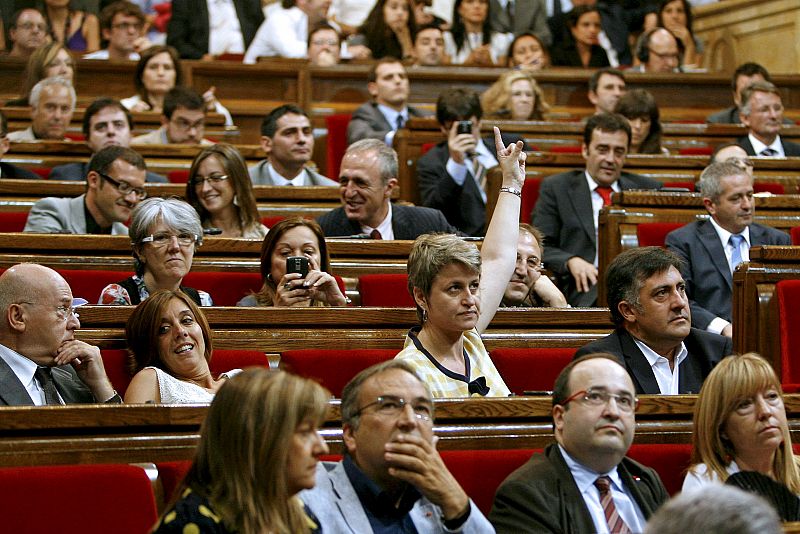 La diputada Anna Simó, de ERC, levanta el brazo para recordar a los diputados de su partido qué botón presionar en el momento de la votación.