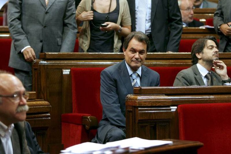 El líder de CiU, Artur Mas, que ha votado a favor de la ley para la supresión de las corridas de toros, observa parte del hemiciclo del Parlament tras conocer el resultado. 