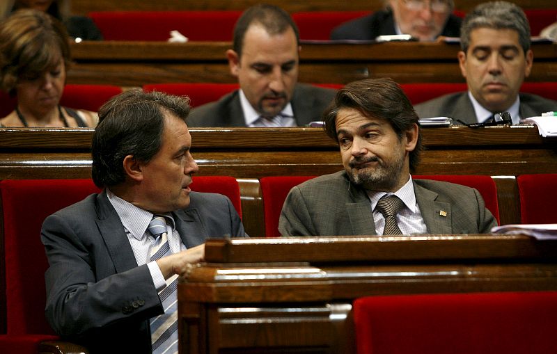 El líder de CiU, Artur Mas, conversa con el portavoz en el Parlament, Oriol Pujol, durante el pleno este miércoles.