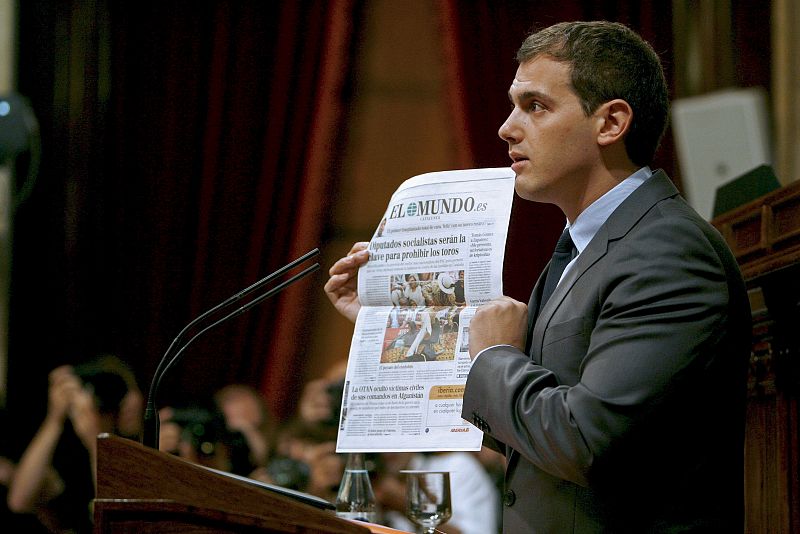 Rivera durante su intervención en el pleno en el Parlament catalán que aprobó la Iniciativa Legislativa Popular (ILP) a favor de la supresión de las corridas de toros en Cataluña.