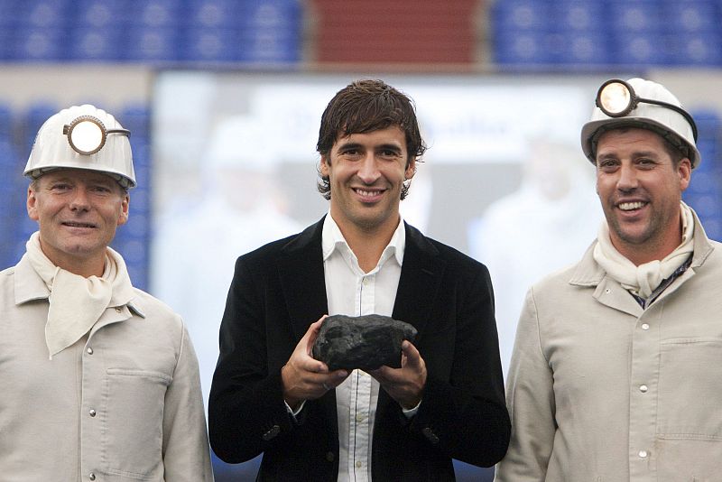 Raúl posa con dos mineros y un trozo de carbón, símbolos de su nuevo equipo.