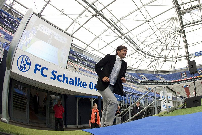 Raúl ha saltado al césped del Veltins Arena para presentarse ante su nueva afición