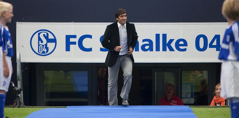 Raúl ha salido entre aplausos del túnel de vestuarios de su nuevo estadio.